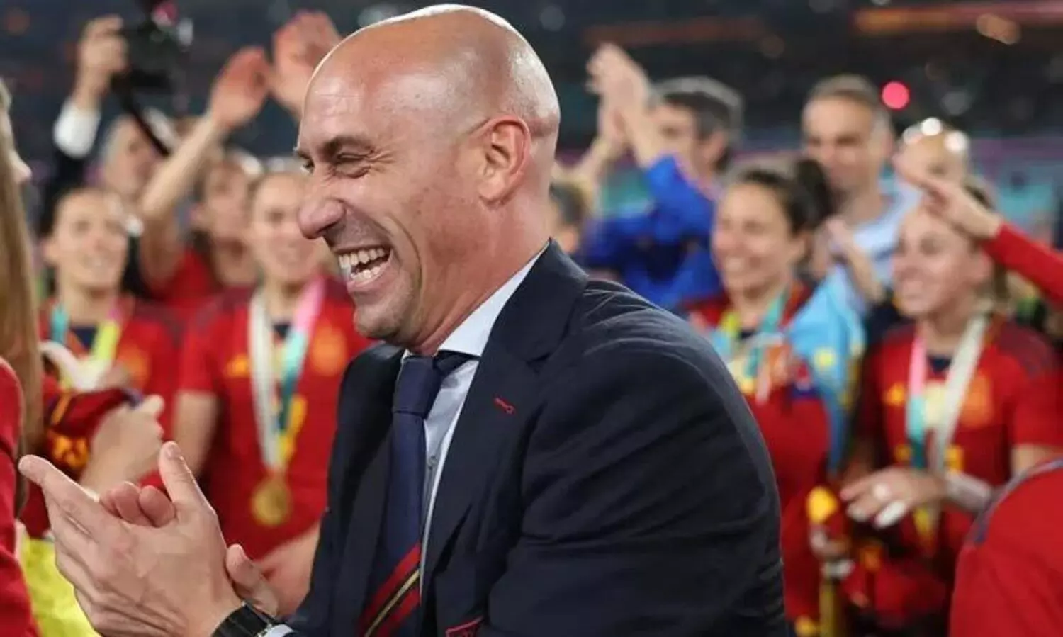 ലോകകപ്പ് സമ്മാനദാനത്തിനിടെ സ്​പെയിൻ വനിത താരത്തിന്റെ ചുണ്ടിൽ ചുംബിച്ച് ഫുട്‌ബാൾ ഫെഡറേഷൻ പ്രസിഡന്റ്; കത്തിപ്പടർന്ന് വിവാദം