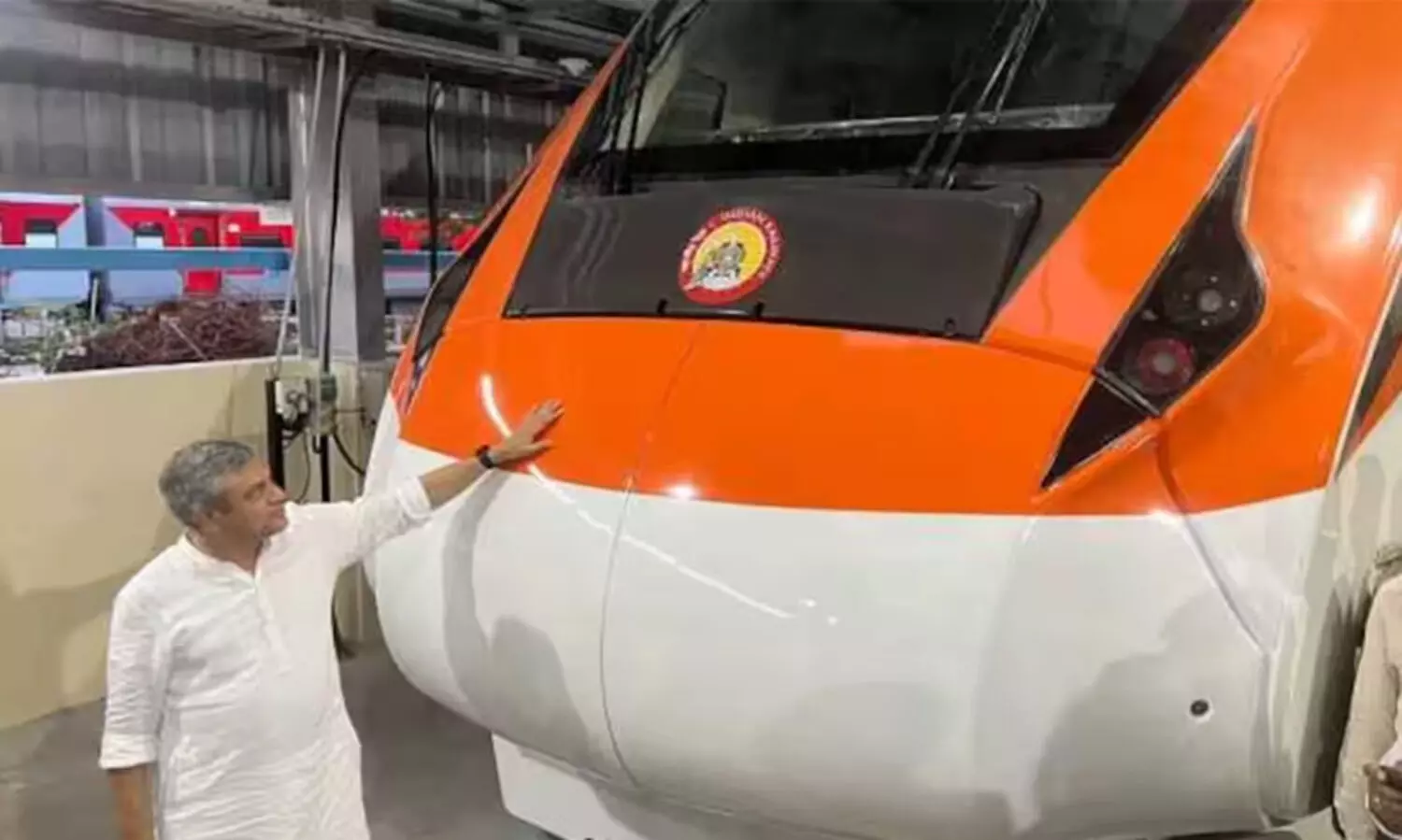 കാവി നിറത്തിലുള്ള രാജ്യത്തെ ആദ്യ വന്ദേഭാരത്  എക്സ്പ്രസ് പരീക്ഷണ ഓട്ടം നടത്തി