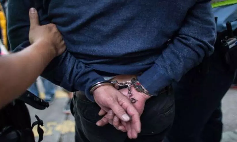 അ​ബൂ​ദ​ബി  പൊ​തു​യി​ട​ങ്ങ​ളി​ല്‍ മ​ദ്യ​പാ​നം; അ​ഞ്ചു​പേ​ര്‍ പി​ടി​യി​ൽ