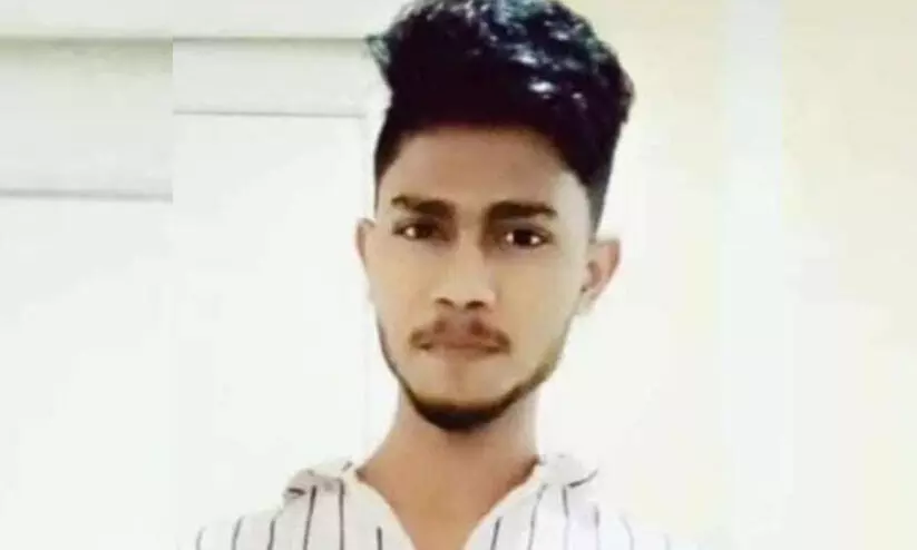 ബൈക്ക് ഇലക്ട്രിക് പോസ്റ്റിൽ ഇടിച്ച് യുവാവ് മരിച്ചു ബൈക്ക് ഇലക്ട്രിക് പോസ്റ്റിൽ ഇടിച്ച് യുവാവ് മരിച്ചു