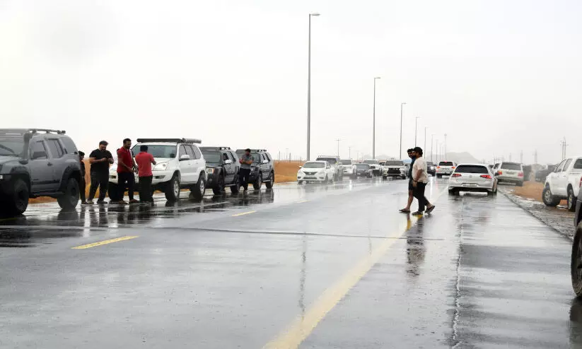 അ​സ്ഥി​ര​കാ​ലാ​വ​സ്ഥ  ദുബൈയിലും ഷാർജയിലും കനത്ത മഴ