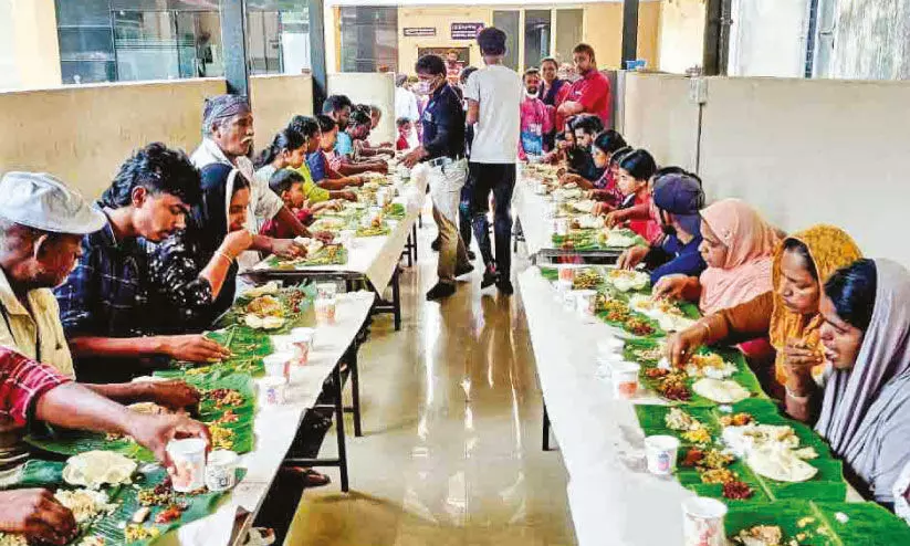 താലൂക്ക് ആശുപത്രിയിൽ ഓണസദ്യ നൽകി താലൂക്ക് ആശുപത്രിയിൽ ഓണസദ്യ നൽകി