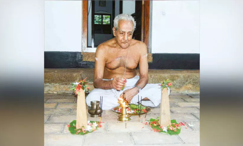 ഇ​ല്ല​ങ്ങ​ളി​ലും മ​ന​ക​ളി​ലും തൃ​ക്കാ​ക്ക​ര​യ​പ്പ​നെ കു​ടി​യി​രു​ത്തി