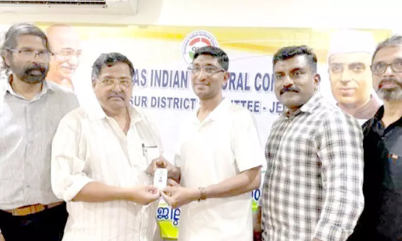 ഒ.ഐ.സി.സി തൃശൂർ ജില്ല കമ്മിറ്റി അംഗത്വ കാർഡുകളുടെ വിതരണം ജമാൽ വടമക്ക് കാർഡ് നൽകി യൂനുസ് കാട്ടൂർ ഉദ്ഘാടനം ചെയ്യുന്നു ഒ.ഐ.സി.സി തൃശൂർ ജില്ല കമ്മിറ്റി അംഗത്വ കാർഡുകളുടെ വിതരണം ജമാൽ വടമക്ക് കാർഡ് നൽകി യൂനുസ് കാട്ടൂർ ഉദ്ഘാടനം ചെയ്യുന്നു