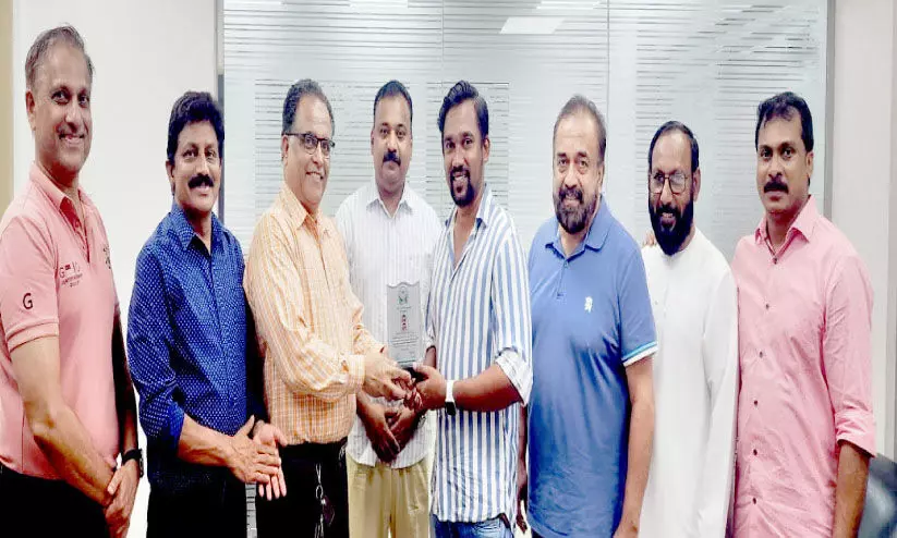 അ​ജീ​ബ് ഇ​ബ്രാ​ഹി​മി​ന് ആ​ലു​വ കൂ​ട്ടാ​യ്മ​യു​​ടെ യാ​ത്ര​യ​യ​പ്പ്