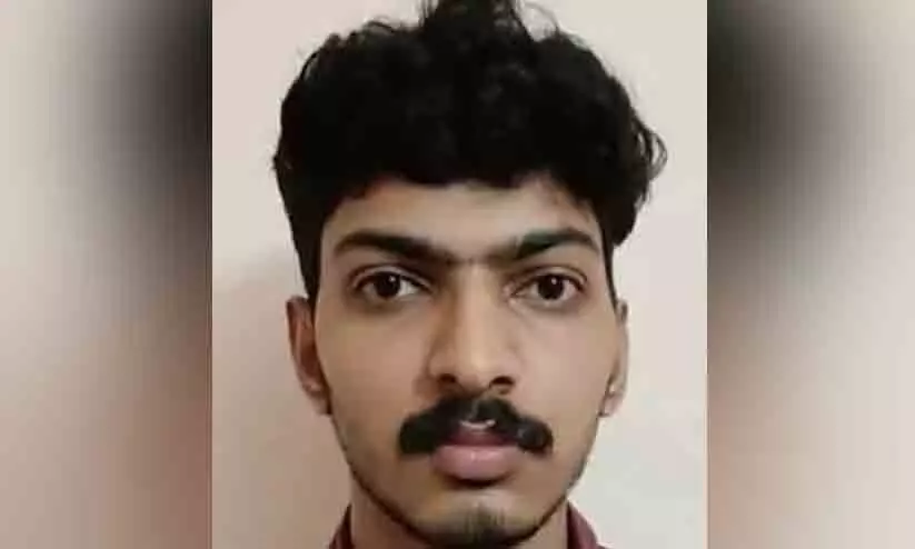 പൊലീസ് വേഷം ധരിച്ച് കബളിപ്പിച്ച നഴ്സിങ് വിദ്യാർഥി പിടിയിൽ പൊലീസ് വേഷം ധരിച്ച് കബളിപ്പിച്ച നഴ്സിങ് വിദ്യാർഥി പിടിയിൽ