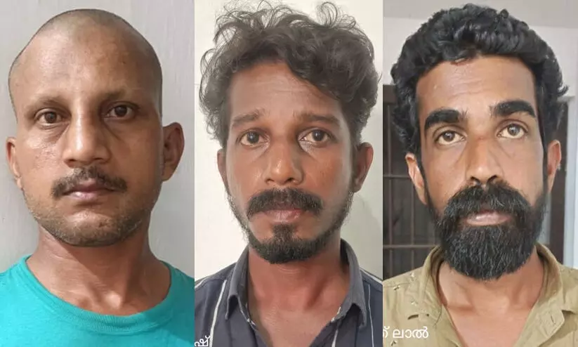 സാമ്പത്തിക ഇടപാടിനെചൊല്ലി തർക്കം; രണ്ടുപേർക്ക് കുത്തേറ്റു സാമ്പത്തിക ഇടപാടിനെചൊല്ലി തർക്കം; രണ്ടുപേർക്ക് കുത്തേറ്റു