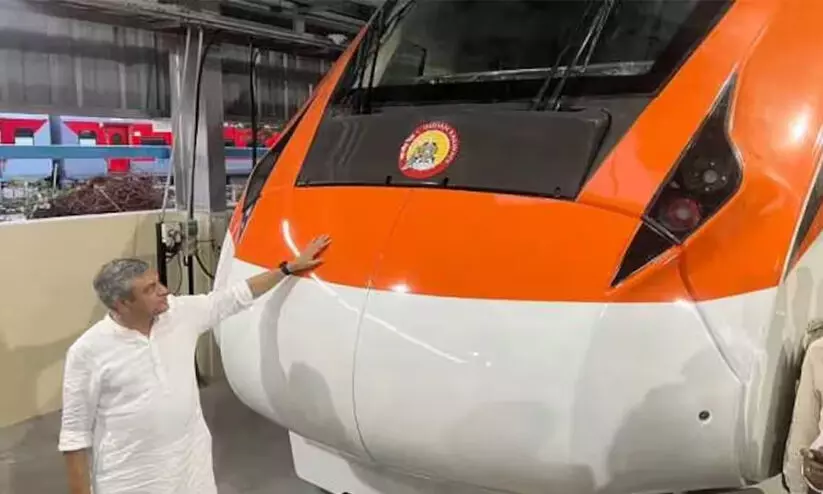 കാവി നിറത്തിലുള്ള രാജ്യത്തെ ആദ്യ വന്ദേഭാരത്  എക്സ്പ്രസ് പരീക്ഷണ ഓട്ടം നടത്തി