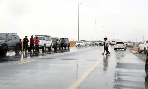 അ​സ്ഥി​ര​കാ​ലാ​വ​സ്ഥ  ദുബൈയിലും ഷാർജയിലും കനത്ത മഴ