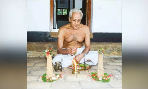 ഇ​ല്ല​ങ്ങ​ളി​ലും മ​ന​ക​ളി​ലും തൃ​ക്കാ​ക്ക​ര​യ​പ്പ​നെ കു​ടി​യി​രു​ത്തി