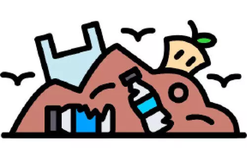 മാലിന്യം ഓടയിലേക്ക്; മൂക്കുപൊത്തി യാത്രക്കാർ മാലിന്യം ഓടയിലേക്ക്; മൂക്കുപൊത്തി യാത്രക്കാർ