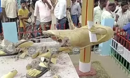 ഗാന്ധിജിയുടെ പ്രതിമ തകർത്ത നിലയിൽ