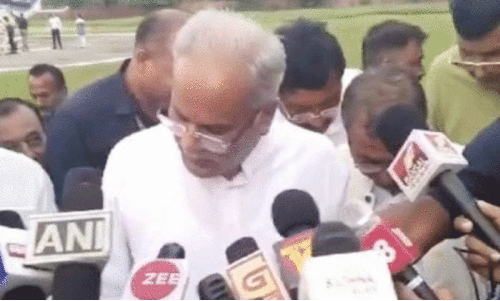 ഛത്തീസ്ഗഢ് മുഖ്യമന്ത്രിയുടെ വാർത്ത സമ്മേളനത്തിനിടെ പാമ്പ്; കൊല്ലാതെ വെറുതെ വിടണമെന്ന് ഭൂപേഷ് ഭാഘേൽ -വിഡിയോ