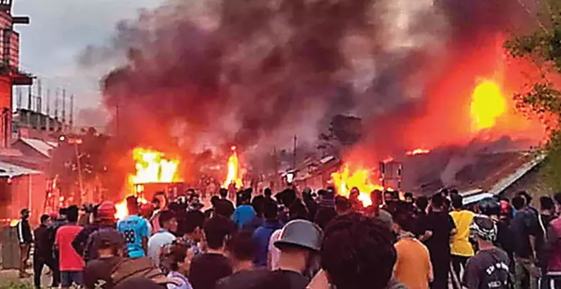 മണിപ്പൂരിൽ കലാപകാരികൾ കൊള്ളയടിച്ച ആയുധങ്ങളും വെടിക്കോപ്പുകളും കണ്ടെടുത്തു മണിപ്പൂരിൽ കലാപകാരികൾ കൊള്ളയടിച്ച ആയുധങ്ങളും വെടിക്കോപ്പുകളും കണ്ടെടുത്തു