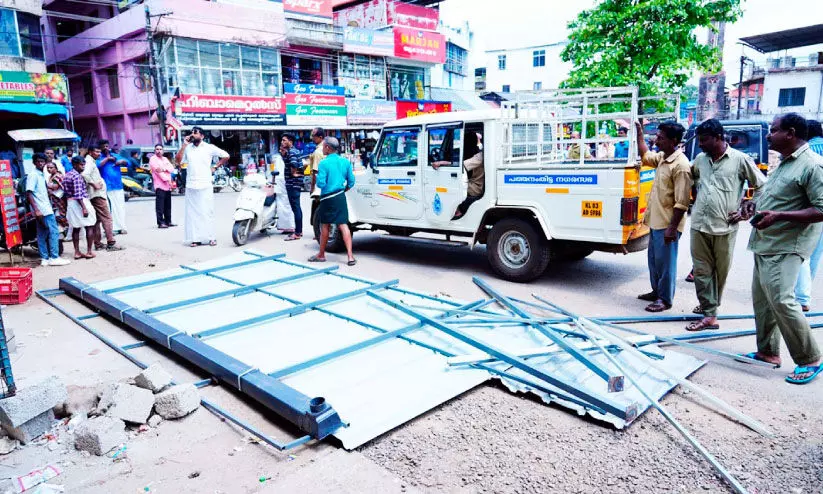 പത്തനംതിട്ട നഗരത്തിൽ അനധികൃത നിർമാണങ്ങൾ പൊളിച്ചു തുടങ്ങി പത്തനംതിട്ട നഗരത്തിൽ അനധികൃത നിർമാണങ്ങൾ പൊളിച്ചു തുടങ്ങി