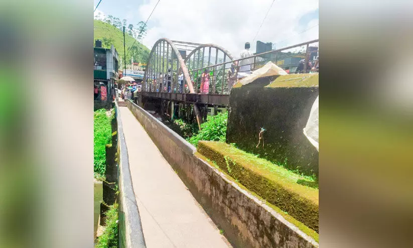 തലയുയർത്തി ചർച്ചിൽ പാലം...