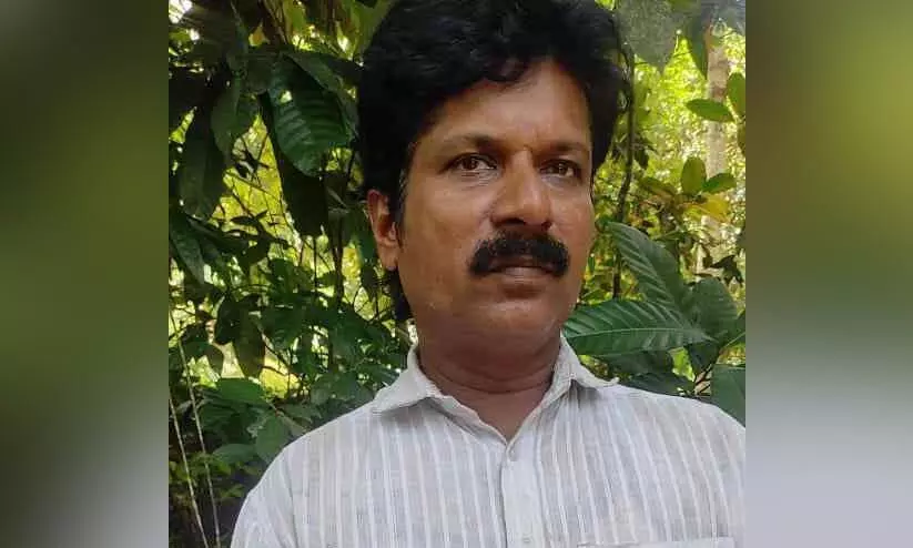 തിരൂരിൽ പെണ്ണ് കാണാനെന്ന വ്യാജേനയെത്തിയയാൾ വയോധികയുടെ സ്വര്ണമാല കവര്ന്നു; കൈയ്യോടെ പിടികൂടി നാട്ടുകാര് തിരൂരിൽ പെണ്ണ് കാണാനെന്ന വ്യാജേനയെത്തിയയാൾ വയോധികയുടെ സ്വര്ണമാല കവര്ന്നു; കൈയ്യോടെ പിടികൂടി നാട്ടുകാര്