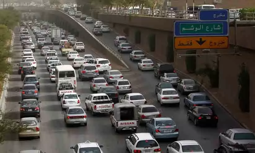 സൗദിയിൽ കളവുപോയ വാഹനങ്ങളുടെ ഫീസും പിഴയും സർക്കാർ വഹിക്കും സൗദിയിൽ കളവുപോയ വാഹനങ്ങളുടെ ഫീസും പിഴയും സർക്കാർ വഹിക്കും