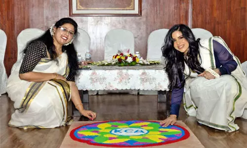 കെ.​സി.​എ ഓ​ണാ​ഘോ​ഷം:  ഓ​ണ​പ്പു​ട​വ ധ​രി​ച്ച് ബ​ഹ്റൈ​നി ഉ​ന്ന​ത ഉ​ദ്യോ​ഗ​സ്ഥ​യും