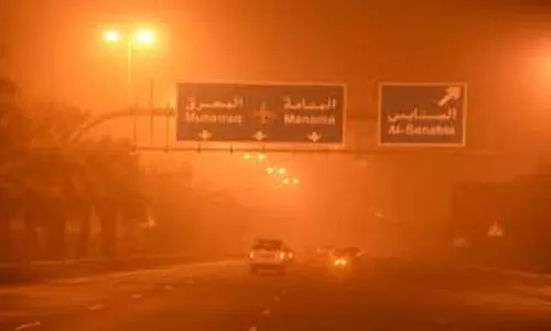 പൊ​ടി​മൂ​ടി​യ അ​ന്ത​രീ​ക്ഷം കാ​ഴ്ചാ​പ​രി​ധി കു​റ​ച്ചു