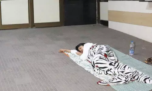 ബലാത്സംഗക്കേസിലെ ഇരയെ കാണാൻ അനുവദിച്ചില്ല; ആശുപത്രി വരാന്തയിൽ കിടന്നുറങ്ങി വനിതാ കമ്മീഷൻ അധ്യക്ഷ