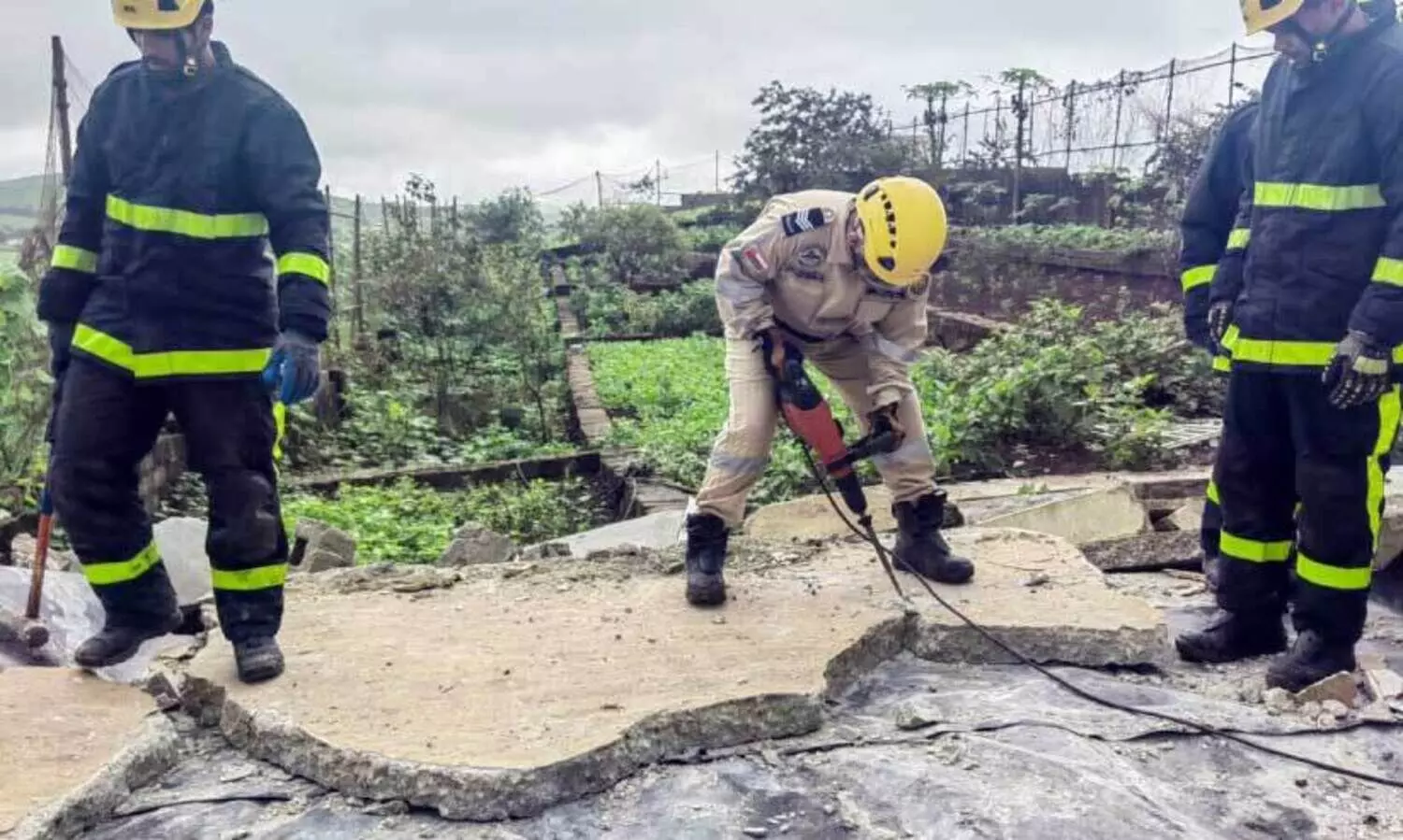 കെ​ട്ടി​ടം ത​ക​ർ​ന്ന്​ അ​പ​ക​ട​മു​ണ്ടാ​യ സ്ഥ​ല​ത്ത്​ ര​ക്ഷാ​പ്ര​വ​ർ​ത്ത​നം ന​ട​ത്തു​ന്ന സി​വി​ൽ ഡി​ഫ​ൻ​സ്​ ഉ​ദ്യോ​ഗ​സ്ഥ​ർ
