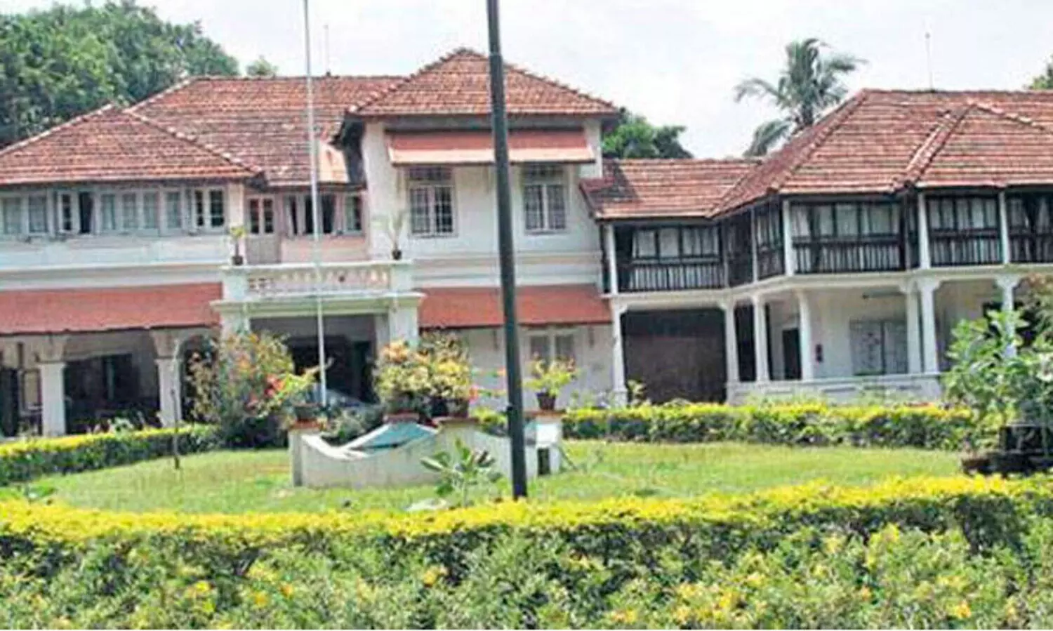 ക്ലിഫ്​ ഹൗസിലെ നീന്തൽക്കുളത്തിന്​ 4.04 ലക്ഷം