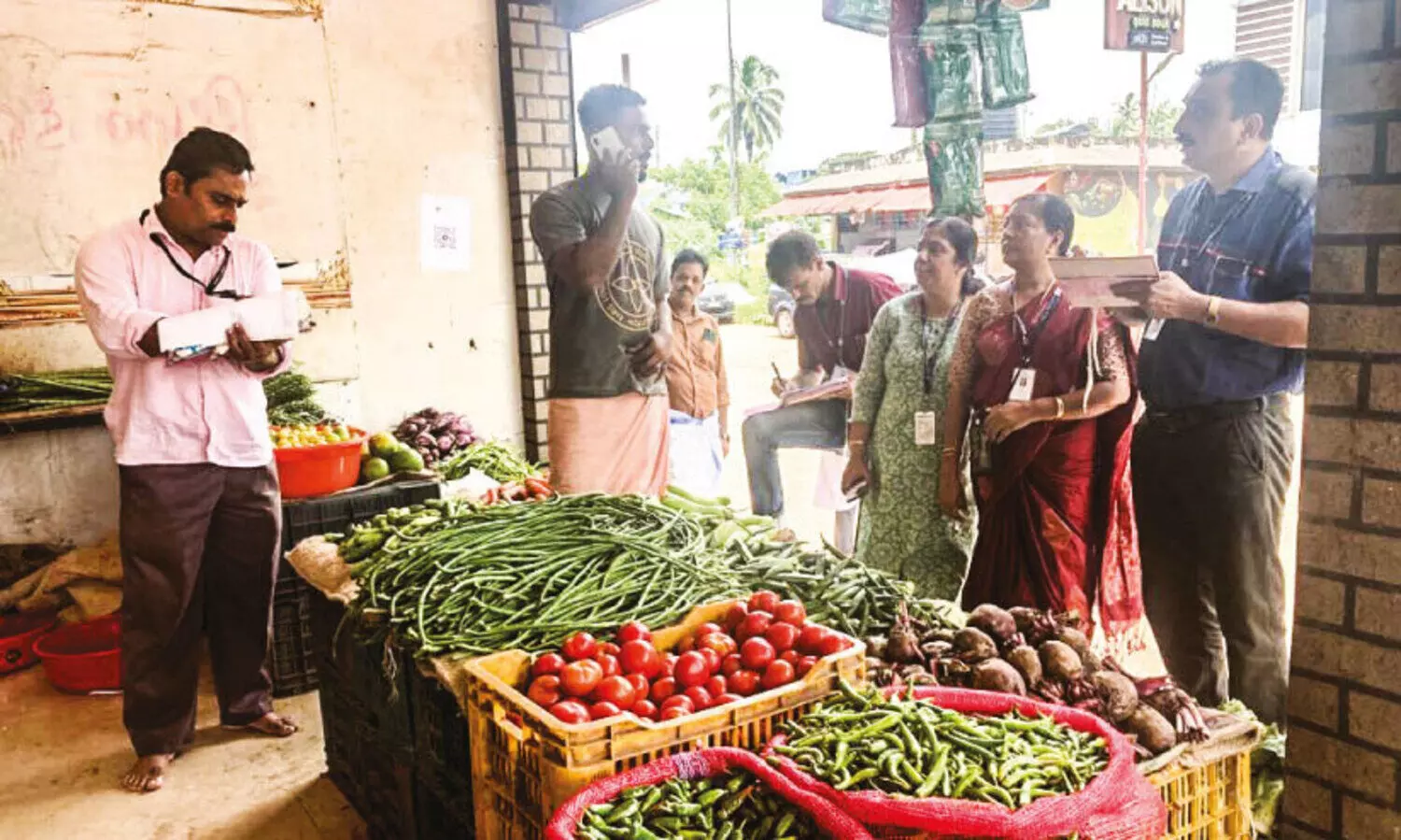 ക​രി​ഞ്ച​ന്ത​ക്ക് വി​ല​ങ്ങി​ടും