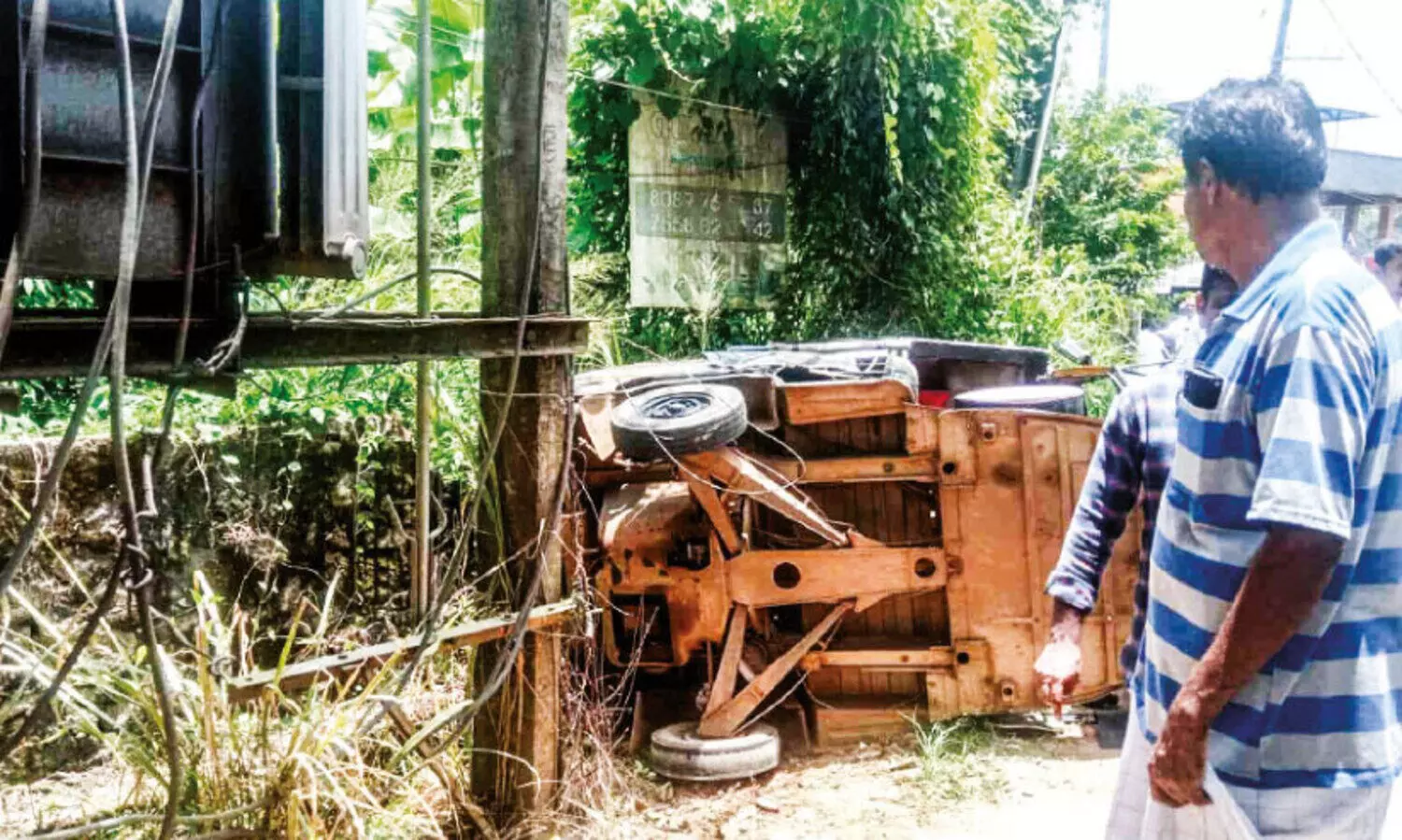 മ​റി​ഞ്ഞ ​ഓ​ട്ടോ​യി​ൽ​നി​ന്നിറ​ങ്ങി; പ​രി​ച​ര​ണം പ​ക​ർ​ന്ന് യു​വ ഡോ​ക്ട​ർ