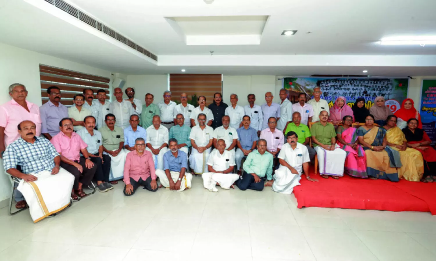 അരനൂറ്റാണ്ടു മുമ്പത്തെ വിദ്യാലയ ഓർമകളുമായി അവർ ഒത്തുകൂടി