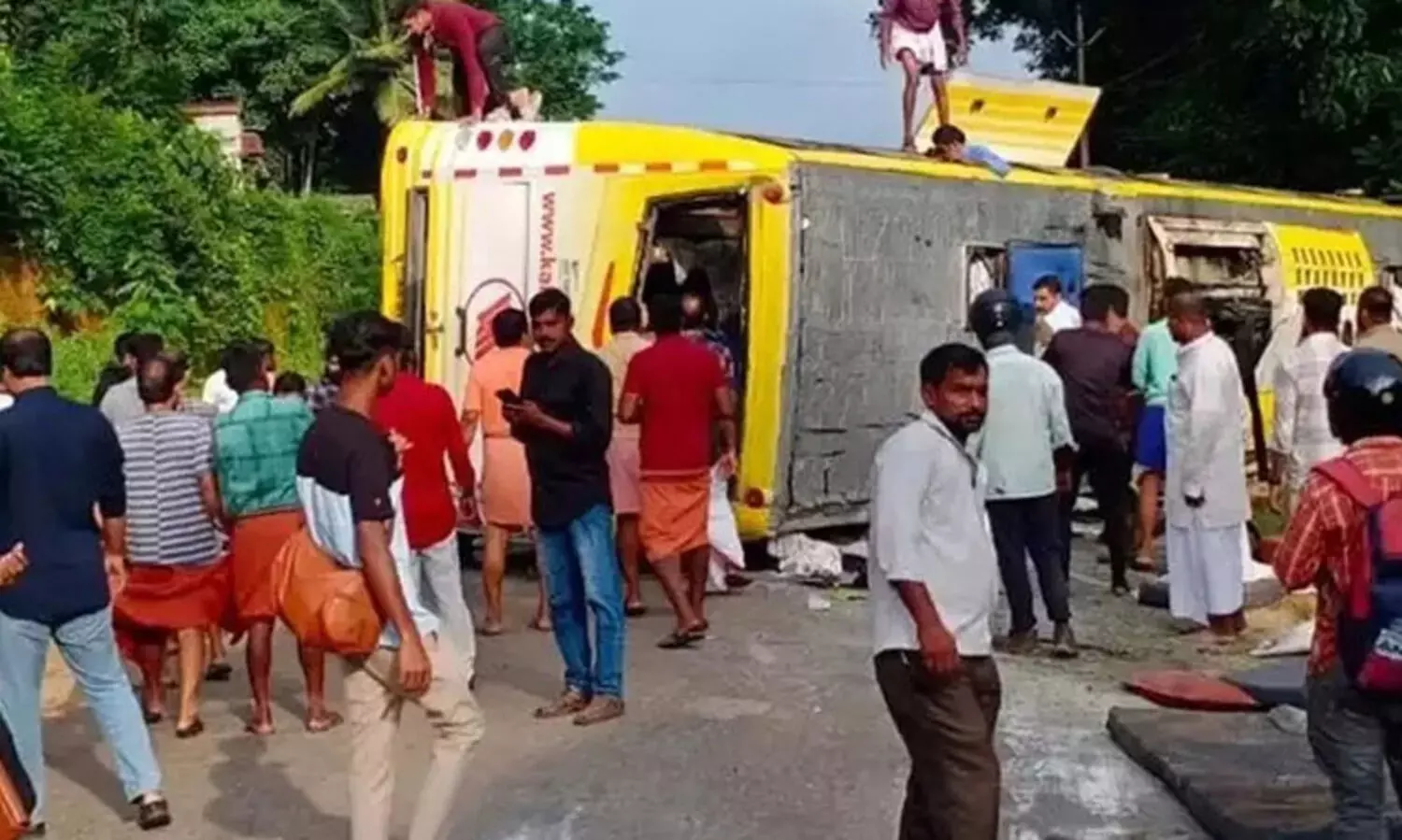 പാലക്കാട് കല്ലട ബസ് മറിഞ്ഞ് രണ്ടു മരണം