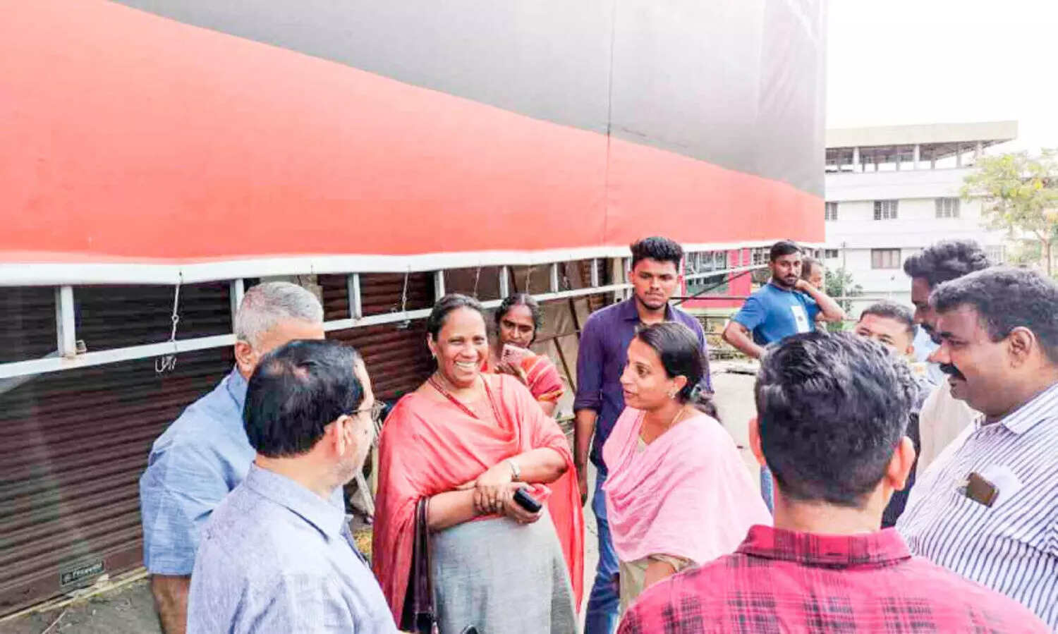 ഏറ്റെടുത്ത സ്ഥലം ഉപയോഗപ്പെടുത്തുന്നില്ലെന്ന്​ പരാതി; മൂവാറ്റുപുഴ നഗരറോഡ് വികസനം: ഉദ്യോഗസ്ഥർ പരിശോധന നടത്തി