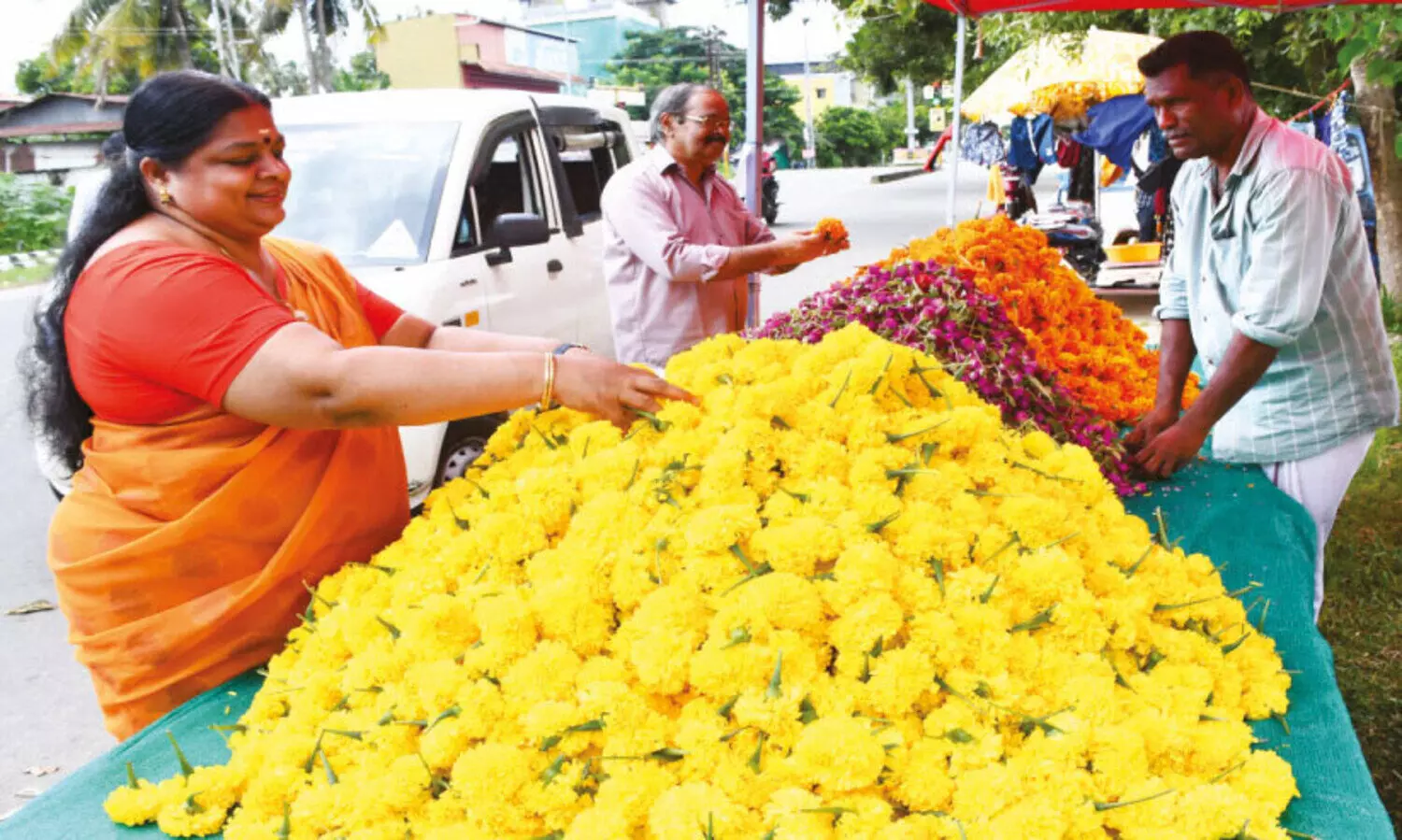 പൊ​ന്നോ​ണ​പ്പൂ​വി​ളി​യു​യരു​ക​യാ​യ്...