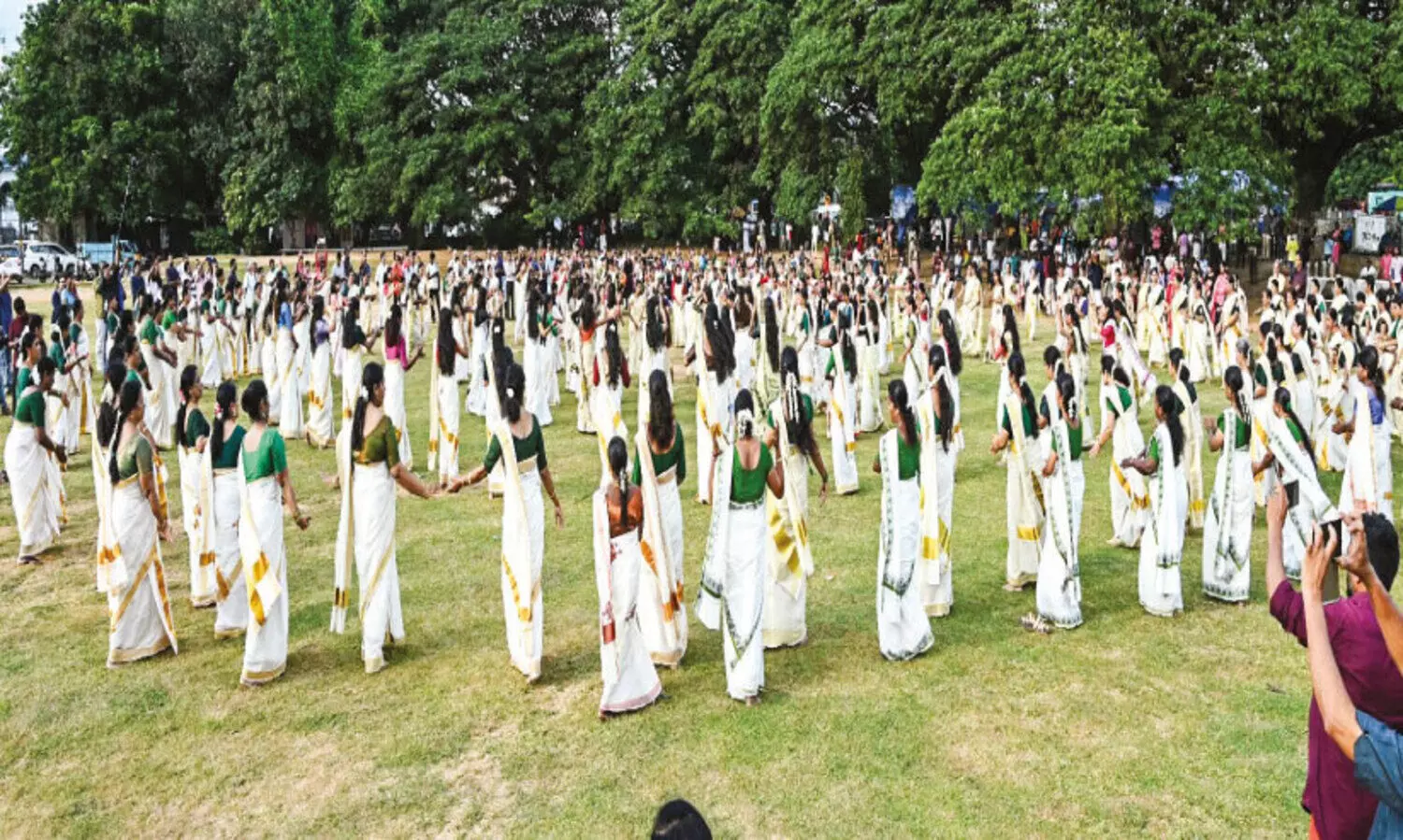 ശ്രാ​വ​ണ​പ്പൊ​ലി​മയിൽ    അ​ത്ത​പ്പൂ​ക്ക​ള മ​ത്സ​രം