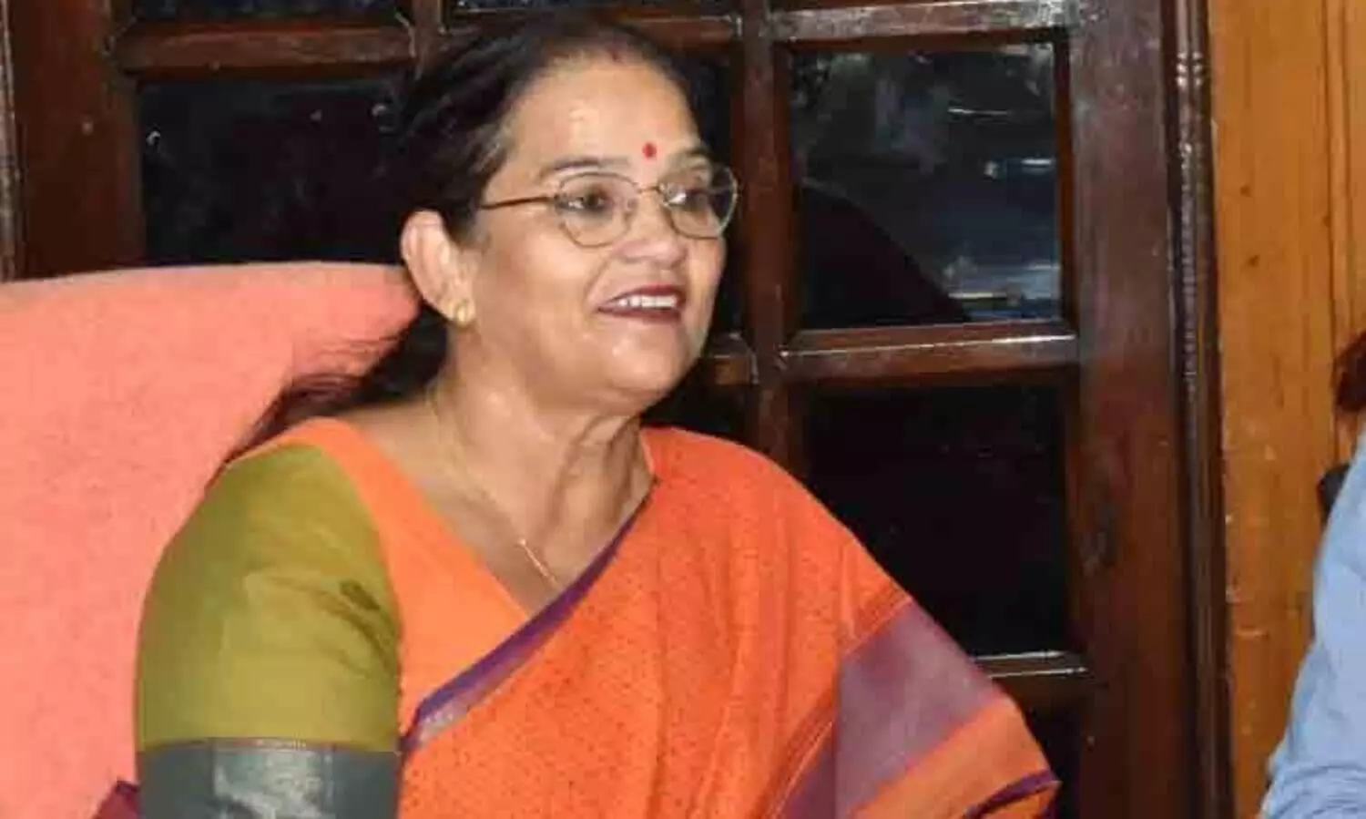 ഐ.സി.യുവിൽ ഷൂ ഇട്ട ലഖ്നോ മേയറെ തടഞ്ഞു, പിന്നാലെ ആശുപത്രി പൊളിക്കാൻ ജെ.സി.ബി