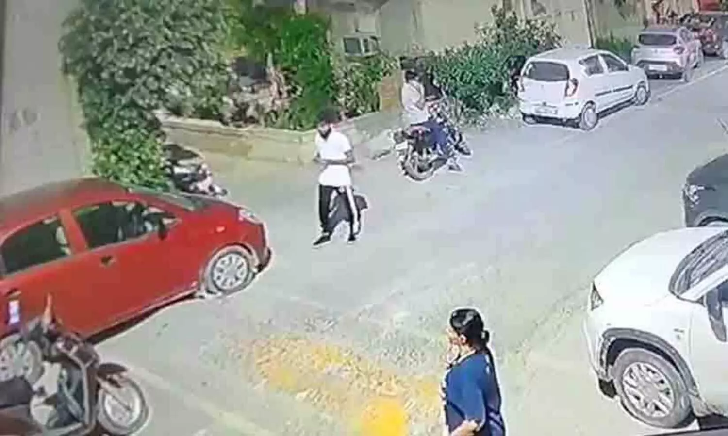 Delivery agent in delhi asks woman for address, she attacks him with knife