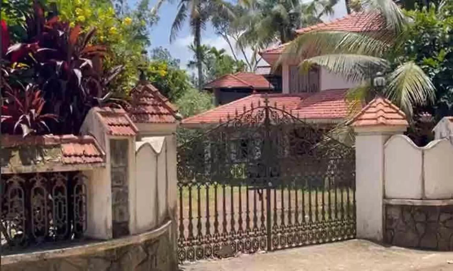 ആളില്ലാത്ത വീട് കുത്തിത്തുറന്ന് ആറര പവൻ കവർന്നു