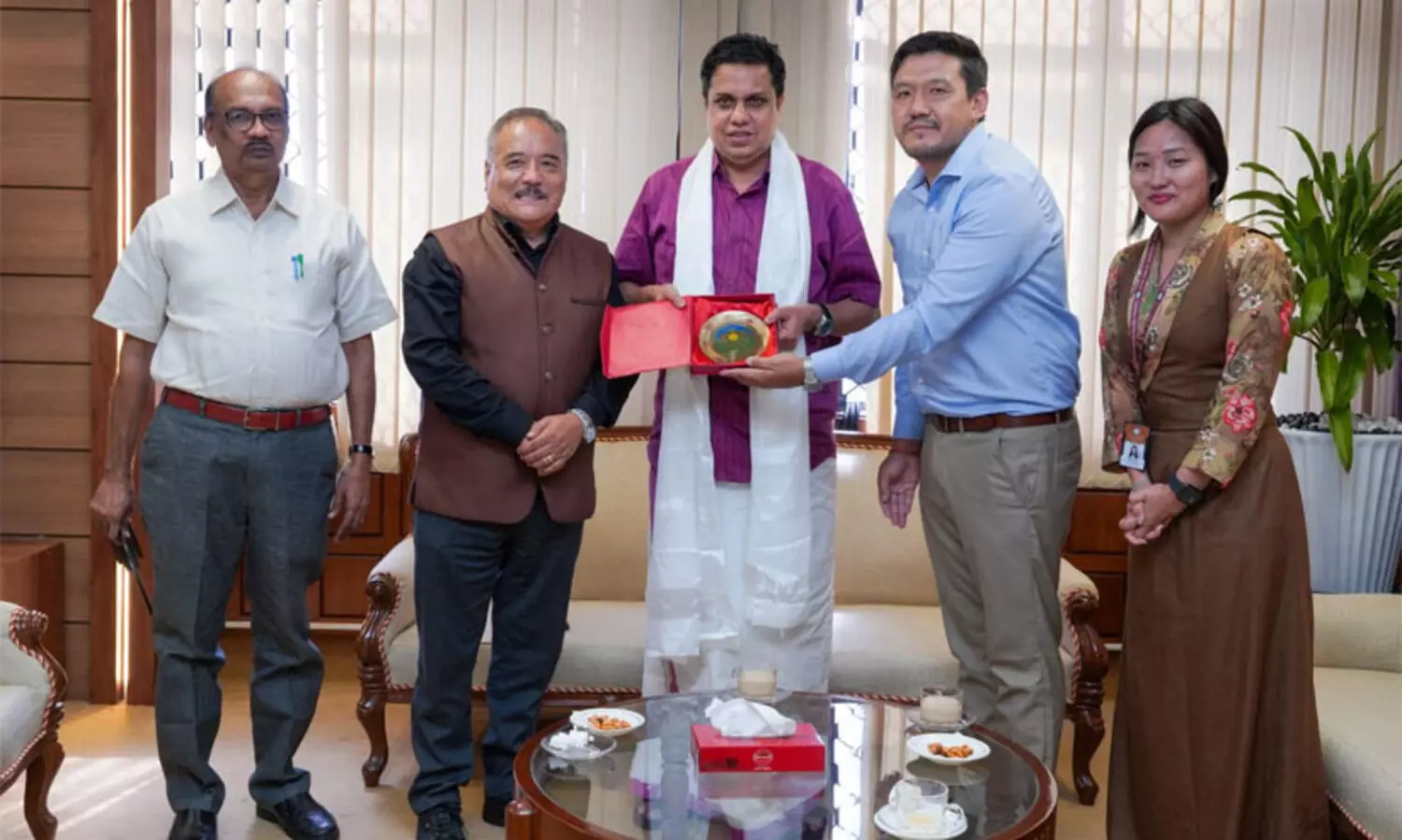 പതിനേഴാമത് ടിബറ്റൻ പാർലമെന്റ് ഇൻ എക്സൈൽ ജനപ്രതിനിധികൾ നിയമസഭ സന്ദർശിച്ചു