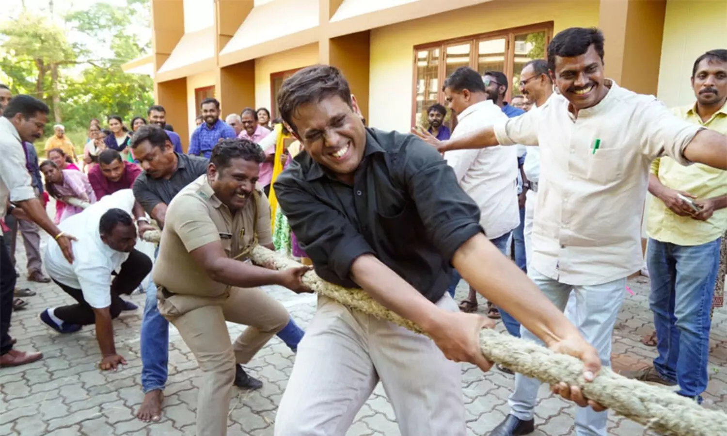 കലക്ടറേറ്റില്‍ വടംവംലി: കൊച്ചി കലക്ടറുടെ ടീമിന് ജയം