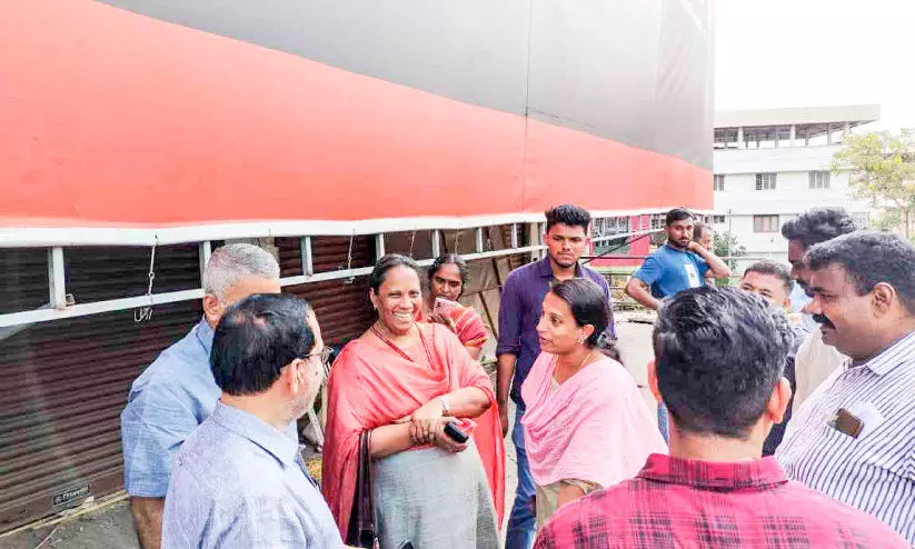 ഏറ്റെടുത്ത സ്ഥലം ഉപയോഗപ്പെടുത്തുന്നില്ലെന്ന് പരാതി; മൂവാറ്റുപുഴ നഗരറോഡ് വികസനം: ഉദ്യോഗസ്ഥർ പരിശോധന നടത്തി ഏറ്റെടുത്ത സ്ഥലം ഉപയോഗപ്പെടുത്തുന്നില്ലെന്ന് പരാതി; മൂവാറ്റുപുഴ നഗരറോഡ് വികസനം: ഉദ്യോഗസ്ഥർ പരിശോധന നടത്തി