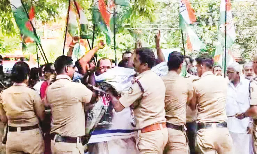 അനങ്ങൻ മലയിലെ ക്വാറിക്കെതിരെ മാർച്ച് അനങ്ങൻ മലയിലെ ക്വാറിക്കെതിരെ മാർച്ച്