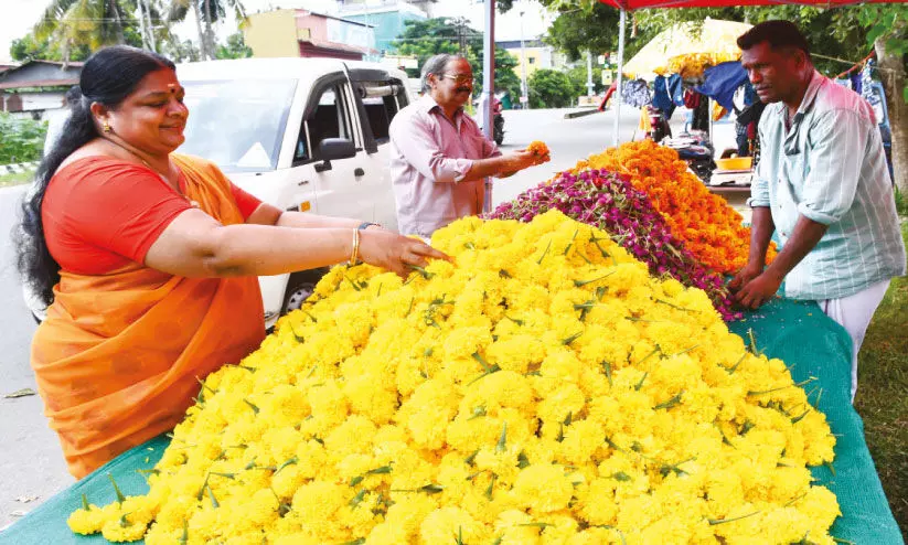 പൊന്നോണപ്പൂവിളിയുയരുകയായ്... പൊന്നോണപ്പൂവിളിയുയരുകയായ്...