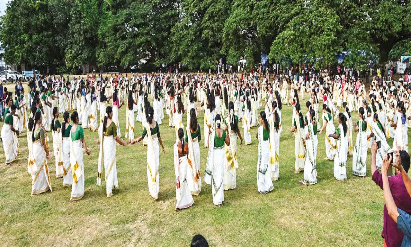 ശ്രാവണപ്പൊലിമയിൽ അത്തപ്പൂക്കള മത്സരം ശ്രാവണപ്പൊലിമയിൽ അത്തപ്പൂക്കള മത്സരം