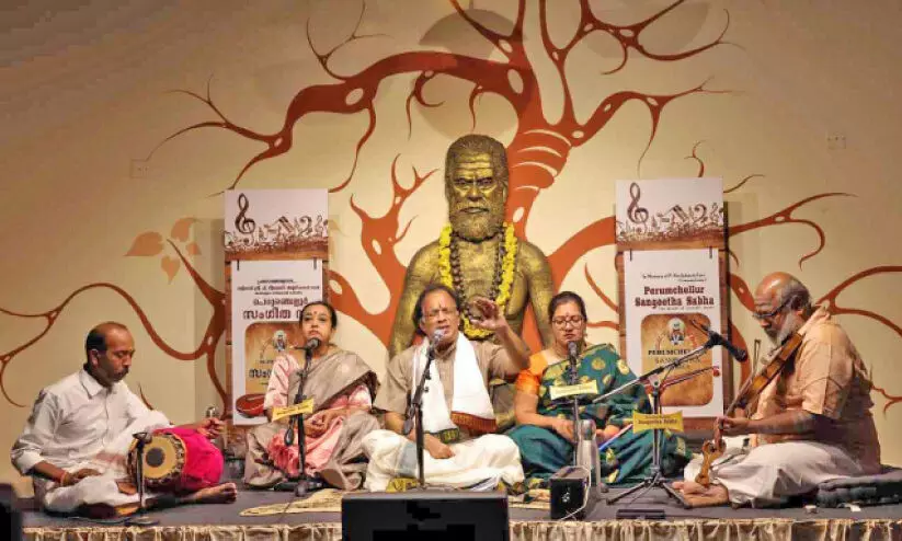 ആസ്വാദകരെ ഈറനണിയിച്ച് ഡോ. പി.എസ്. കൃഷ്ണമൂർത്തി ആസ്വാദകരെ ഈറനണിയിച്ച് ഡോ. പി.എസ്. കൃഷ്ണമൂർത്തി