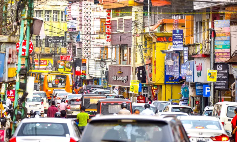 ഓണത്തിരക്കിലമർന്ന്​ പ​ത്ത​നം​തി​ട്ട ജില്ല കേന്ദ്രം; വൻ ഗതാഗതക്കുരുക്ക്