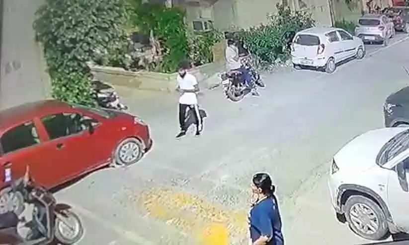 Delivery agent in delhi asks woman for address, she attacks him with knife
