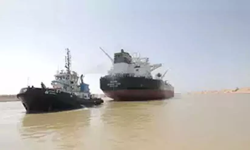 ക​പ്പ​ലു​ക​ൾ കൂ​ട്ടി​യി​ടി​ച്ചു; സൂ​യ​സ് ക​നാ​ലി​ൽ  ഗ​താ​ഗ​തം മു​ട​ങ്ങി