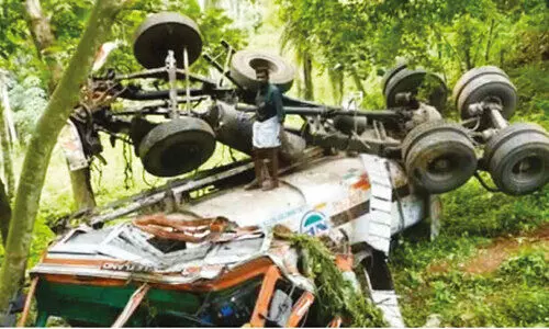 നി​ന്ന് ക​ത്തി; ഭീ​തി​യി​ൽ നാ​ട്ടു​കാ​ർ