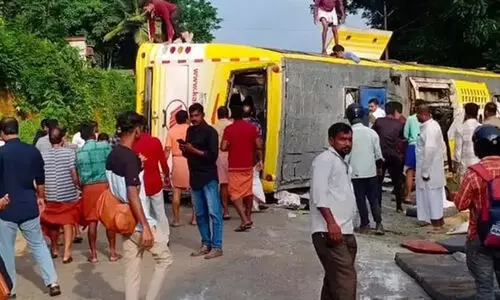 പാലക്കാട് കല്ലട ബസ് മറിഞ്ഞ് രണ്ടു മരണം