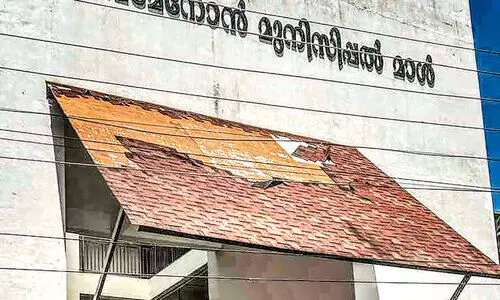 അടഞ്ഞുകിടന്ന നഗരസഭ മാൾ; മേല്‍ക്കൂര പാളികള്‍ അടര്‍ന്നുവീണു